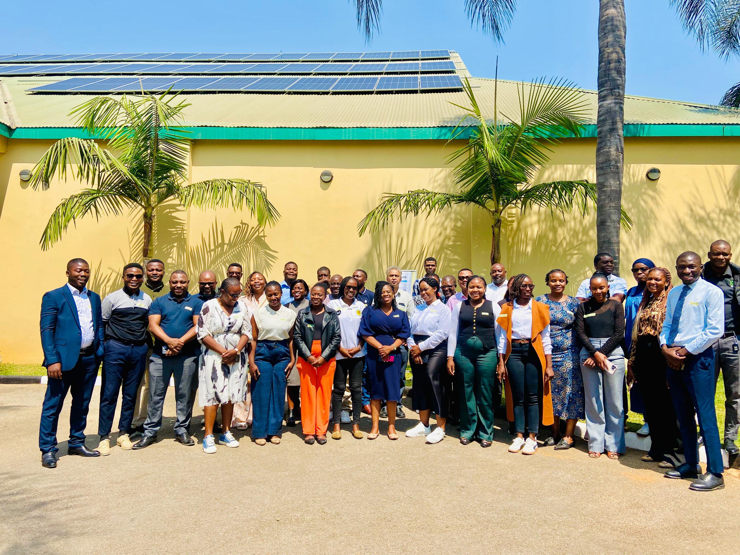 Membres et partenaires de l'alliance VCA lors de la réunion de clôture à Chilanga.